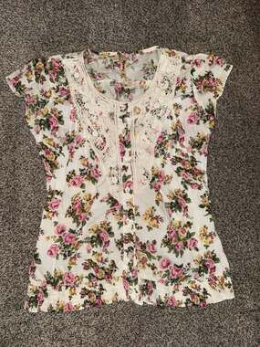 Honey Floral Lace-Trimmed Button-Up Top, Size Medium